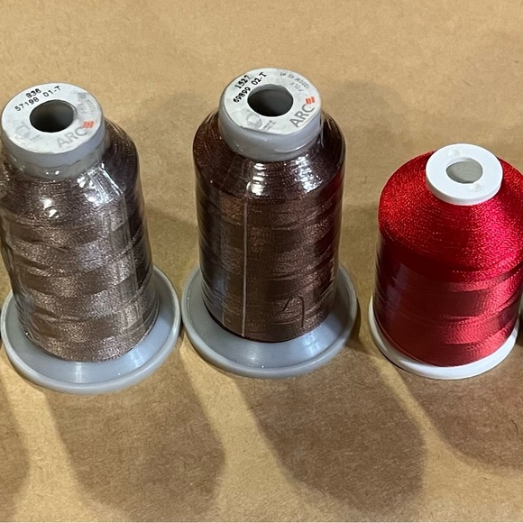 Embroidery thread: 29 new: 21 1000m, 5 300m, 3 200m. 23 opened/used. - Picture 3 of 7